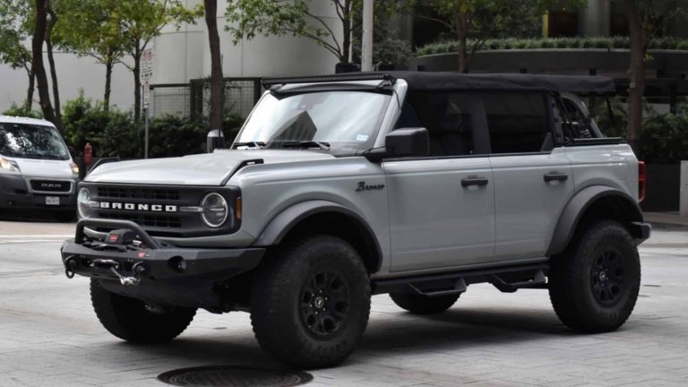 Estacionar sobre uma tampa de bueiro dá multa? Veja o