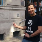 Ex-assessor de 'deputado príncipe' reivindica autoria de bandeira gigante dos