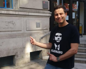 Ex-assessor de 'deputado príncipe' reivindica autoria de bandeira gigante dos