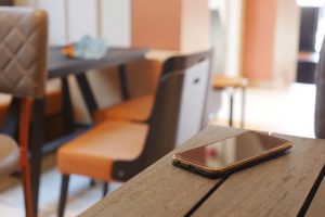 Ficar longe do celular provoca alterações no cérebro, revela estudo