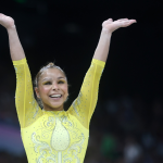 Flávia Saraiva brilha na trave e Brasil fecha etapa da