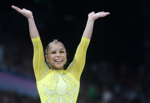 Flávia Saraiva brilha na trave e Brasil fecha etapa da