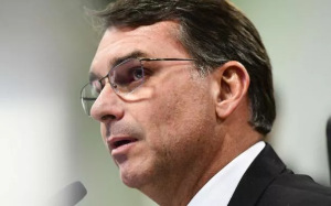 Flávio Bolsonaro impõe veto e diz que não haverá chapa