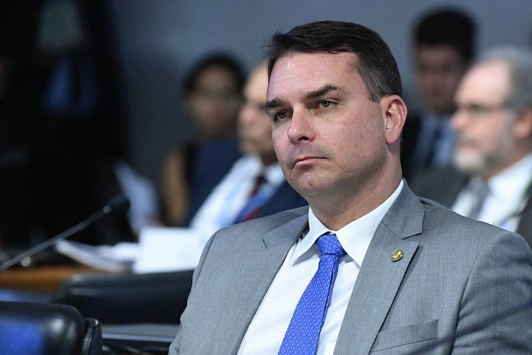 Flávio Bolsonaro reage a julgamento do núcleo 1 da trama