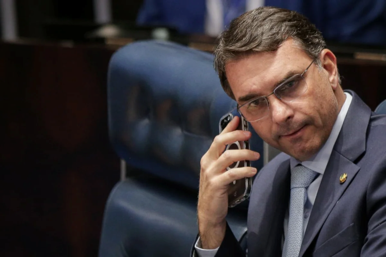 Flávio sai em defesa de Eduardo em embate político e