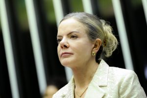 Gleisi critica ameaça militar dos EUA e defende cassação de