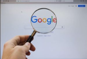 Google na mira: editora dos EUA diz que IA prejudica