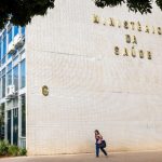 Governo convoca servidores temporários na Saúde e entidades denunciam precarização