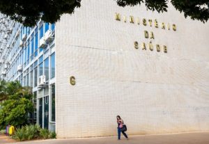 Governo convoca servidores temporários na Saúde e entidades denunciam precarização