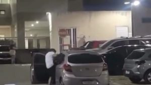 Homem é investigado por agredir mulher dentro de veículo em
