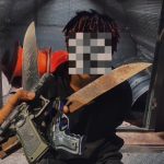 Homem é preso com simulacros de arma de fogo, facões