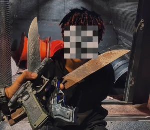 Homem é preso com simulacros de arma de fogo, facões