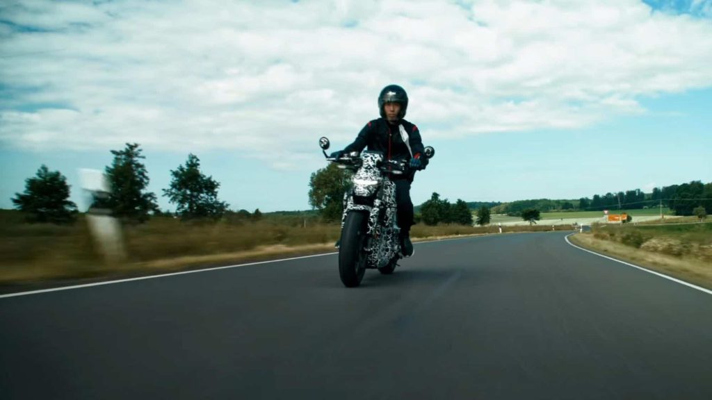 Honda revela data da sua primeira moto elétrica com carregamento