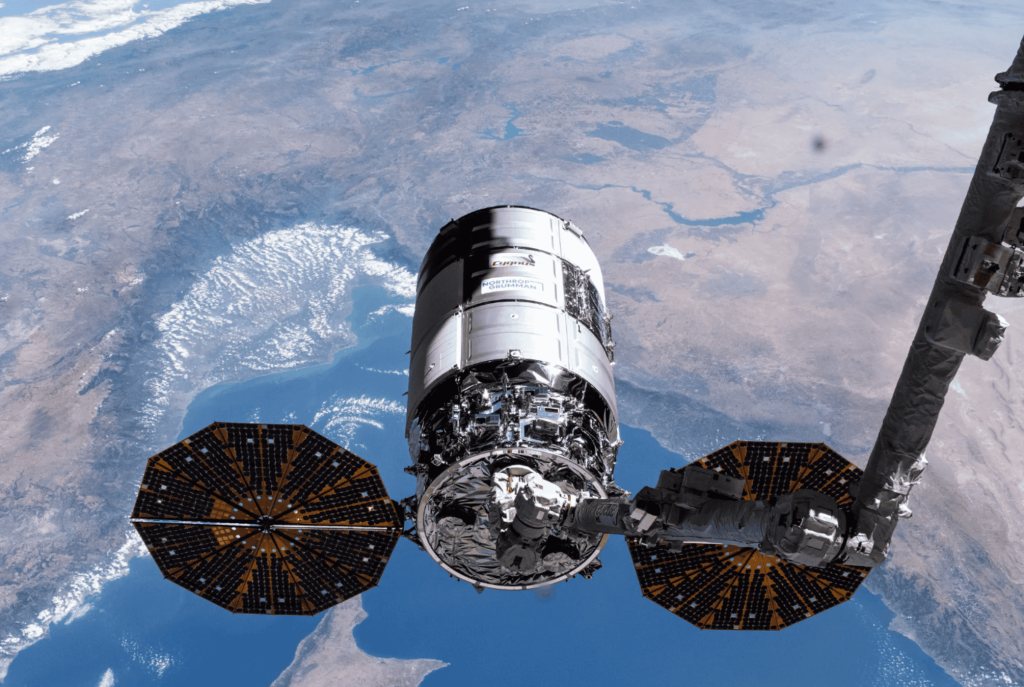 ISS: espaçonave com suprimentos finalmente chega após atraso