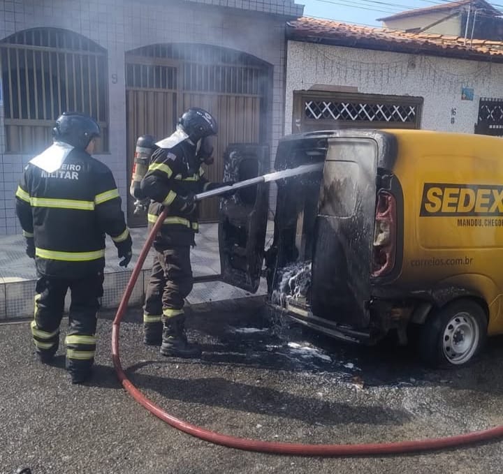 Incêndios: bombeiros controlam incêndio em veículo dos Correios e em