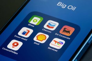 Indústria de petróleo enfrenta dilema entre lucro imediato e sustentabilidade