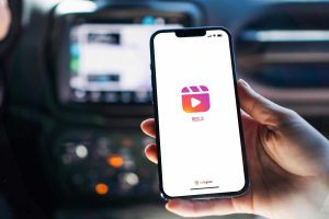 Instagram testa função para você assistir Reels enquanto acessa outro