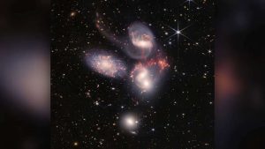 James Webb revela fusão galáctica raríssima no Universo primitivo