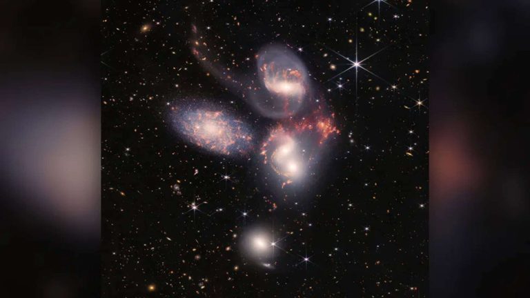 James Webb revela fusão galáctica raríssima no Universo primitivo