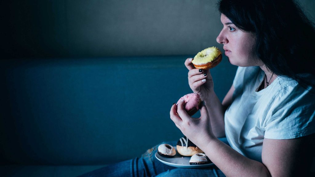 Jantar tarde da noite, pouco antes de dormir, pode prejudicar