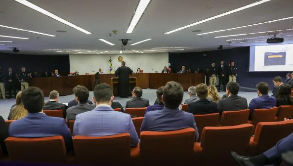 Julgamento de Bolsonaro e mais sete réus é retomado pelo