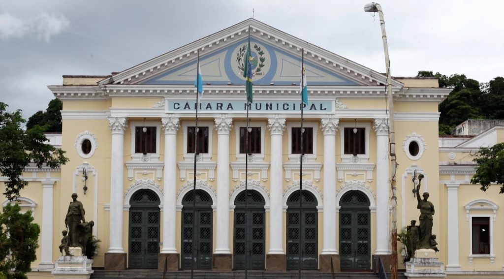 Justiça obriga vereador de Niterói a apagar fake news sobre