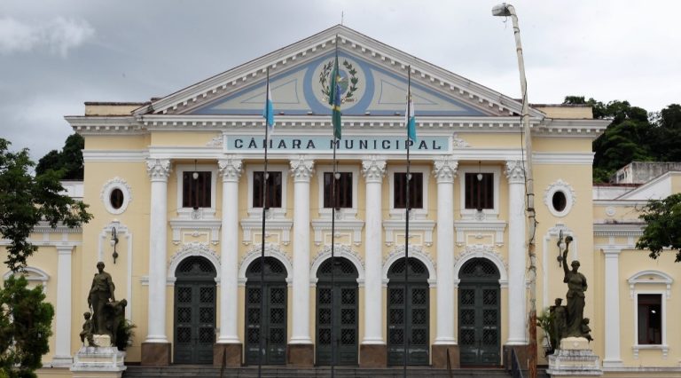 Justiça obriga vereador de Niterói a apagar fake news sobre