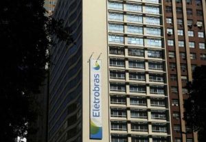 Justiça proíbe Eletrobrás de reduzir salários em acordos ilegais com