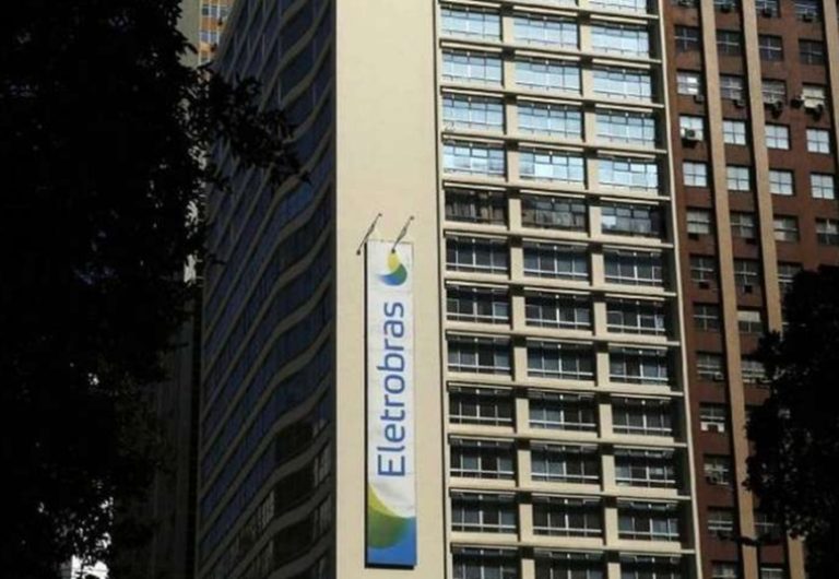 Justiça proíbe Eletrobrás de reduzir salários em acordos ilegais com