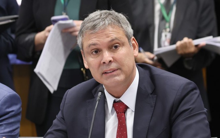 Lindbergh denuncia golpe em andamento no Congresso para anistiar Bolsonaro