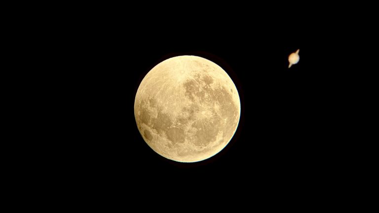 Lua inicia a semana perto de Saturno