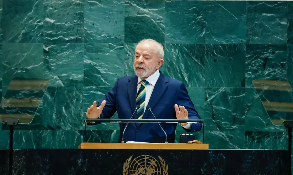 Lula critica sanções dos EUA e defende democracia na abertura