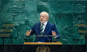 Lula critica sanções dos EUA e defende democracia na abertura