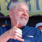 Lula estica a mão e brinca que não está tremendo