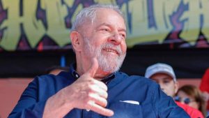 Lula estica a mão e brinca que não está tremendo