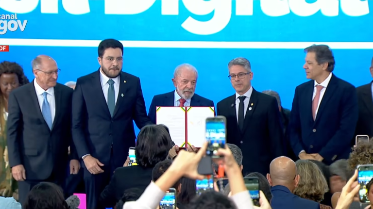 Lula sanciona lei de proteção a crianças e adolescentes na