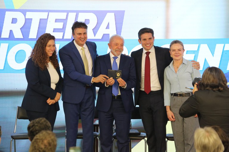 Lula sanciona lei que cria Carteira Nacional Docente do Brasil