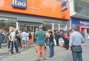MPT abre investigação contra Itaú por demissão em massa sem