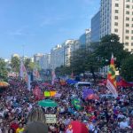 Manifestantes chegam a Copacabana para protesto contra anistia e PEC