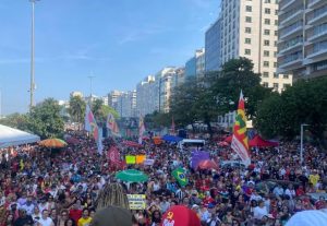 Manifestantes chegam a Copacabana para protesto contra anistia e PEC