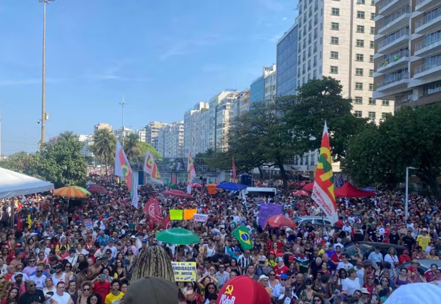 Manifestantes chegam a Copacabana para protesto contra anistia e PEC