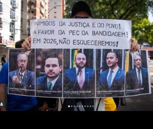 Manifestantes levam cartazes com deputados que votaram PEC da blindagem,