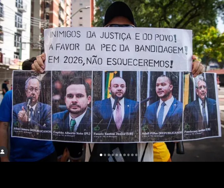 Manifestantes levam cartazes com deputados que votaram PEC da blindagem,