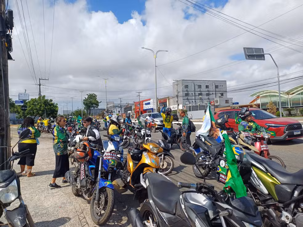 Manifestantes promovem carreata em apoio a Bolsonaro em São Luís