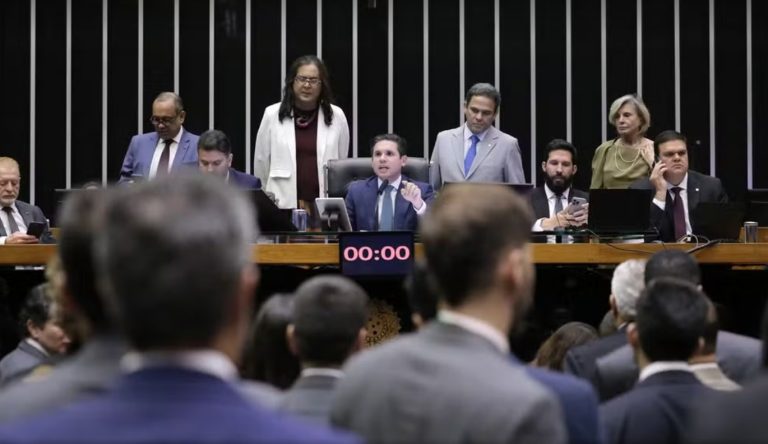 Manobra regimental devolve voto secreto para abertura de processo contra