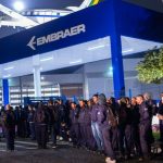 Metalúrgicos da Embraer entram em greve por aumento real e
