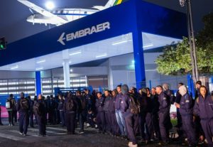 Metalúrgicos da Embraer entram em greve por aumento real e