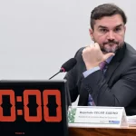 Ministro do Turismo acerta demissão com Lula, mas tenta adiar