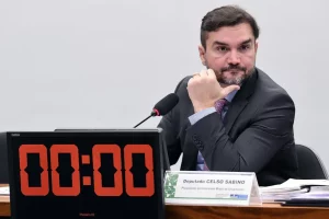 Ministro do Turismo acerta demissão com Lula, mas tenta adiar