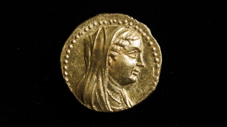 Moeda de 2.200 anos retratando rainha egípcia é descoberta em